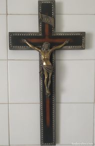 Antiguidades: Crucifijo en madera de haya teñida con Cristo en bronce o latón macizo. 48 x 25 cm.